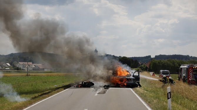 Motorrad und Auto brennen nach Kollision auf L300 komplett aus | AllgäuHIT