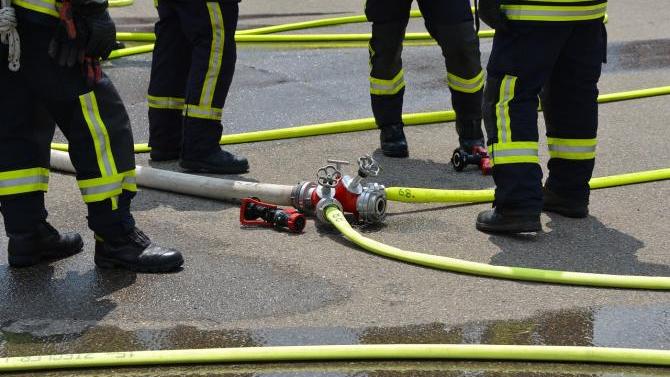 Heuballenpresse gerät in Brand in Jengen: 100.000 Euro Schaden | AllgäuHIT