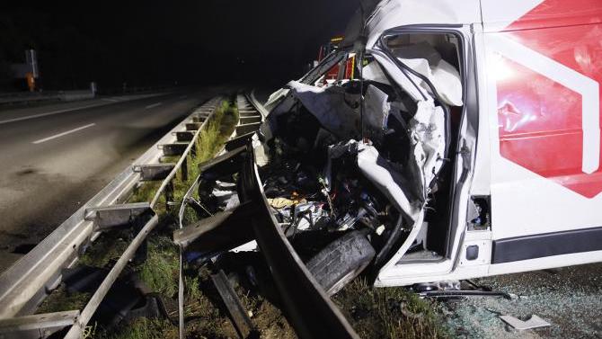 Paketzusteller rast auf A96 bei Buchloe in LKW: Fahrer stirbt | AllgäuHIT