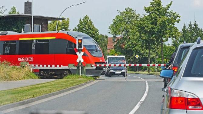 Polizeifahrzeug prallt an Bahnübergang im Allgäu in Zug | AllgäuHIT