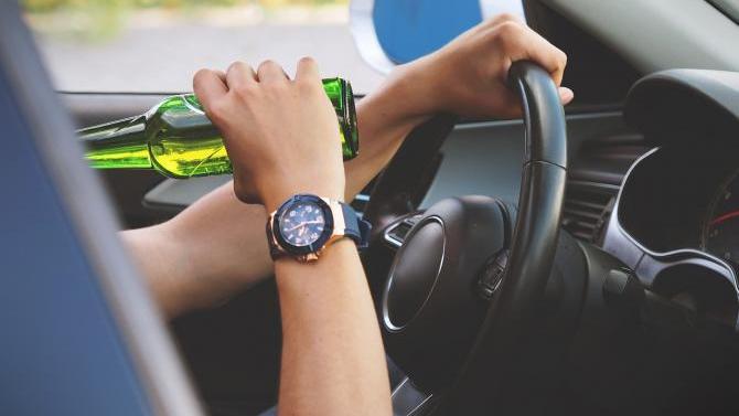 Alkoholisierter Fahrer überschlägt sich mehrmals bei Kaufbeuren | AllgäuHIT