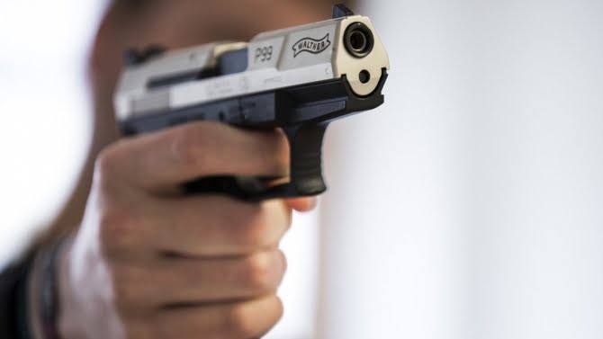 Festnahme in Kaufbeuren: Mann randaliert und greift nach Waffe | AllgäuHIT