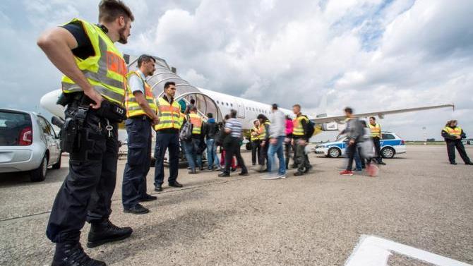 Bundespolizei weist vier Migranten mit dem Flugzeug zurück | AllgäuHIT