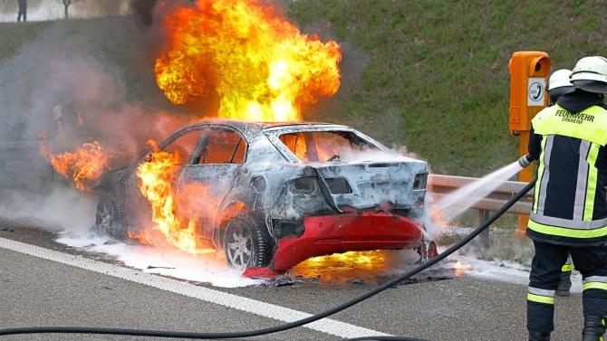 Glück im Unglück: 68-jährige Fahrerin entkommt Autobrand auf der A96 unverletzt | AllgäuHIT