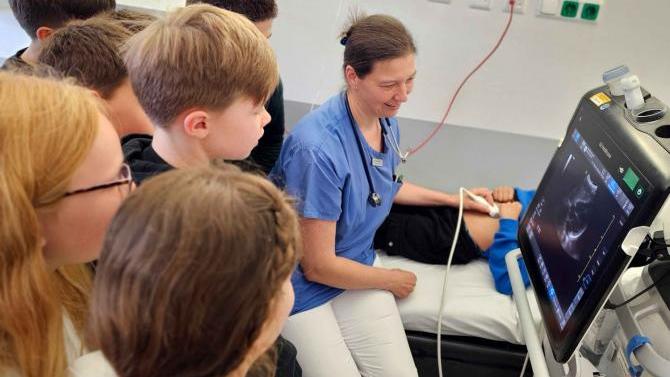 Klinikum Memmingen: Schülern Ultraschall-Untersuchungen ermöglicht